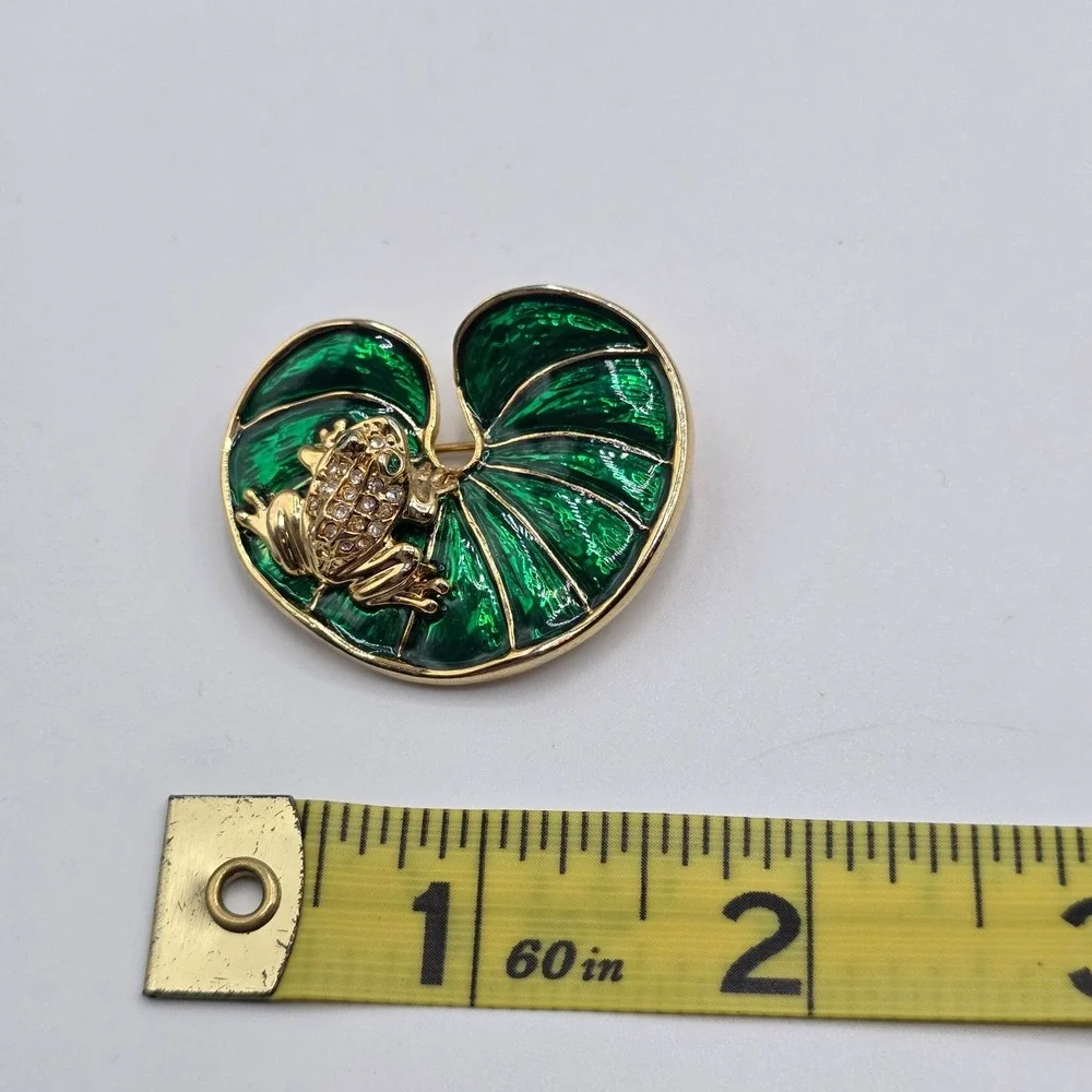 Vintage Enamel Frog Lily Pad Brooch Gold Tone Rhinestone Accents Green‎ Novelty